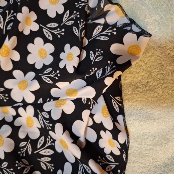 Floral Black and White Daisy Shorts Skirt Plus Sized - Picture 4 of 5
